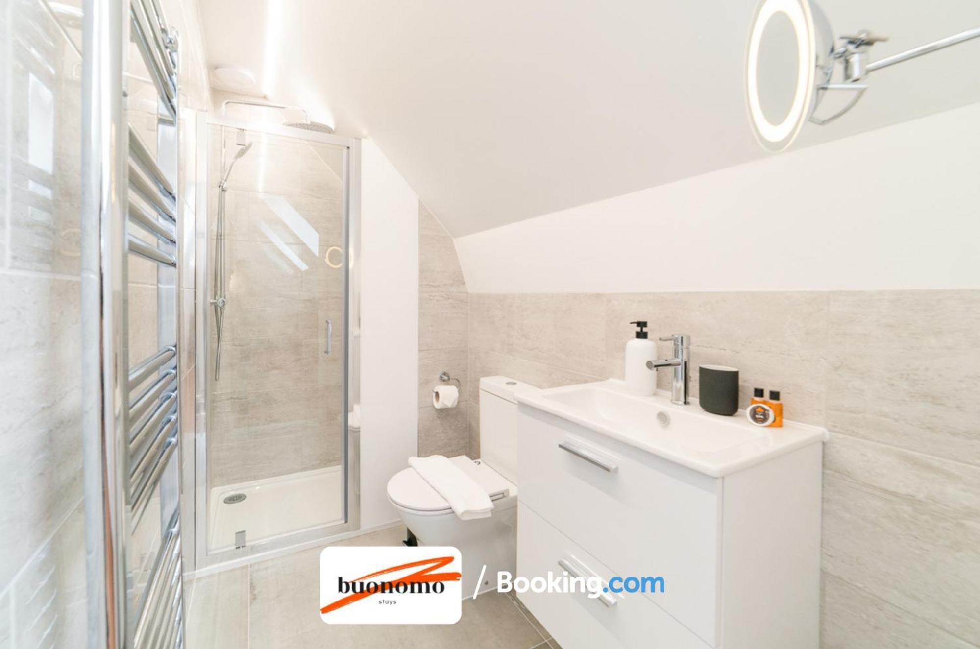 Two Bedroom Apartment At Buonomo Stays Short Lets & Serviced Accommodation Londra Esterno foto