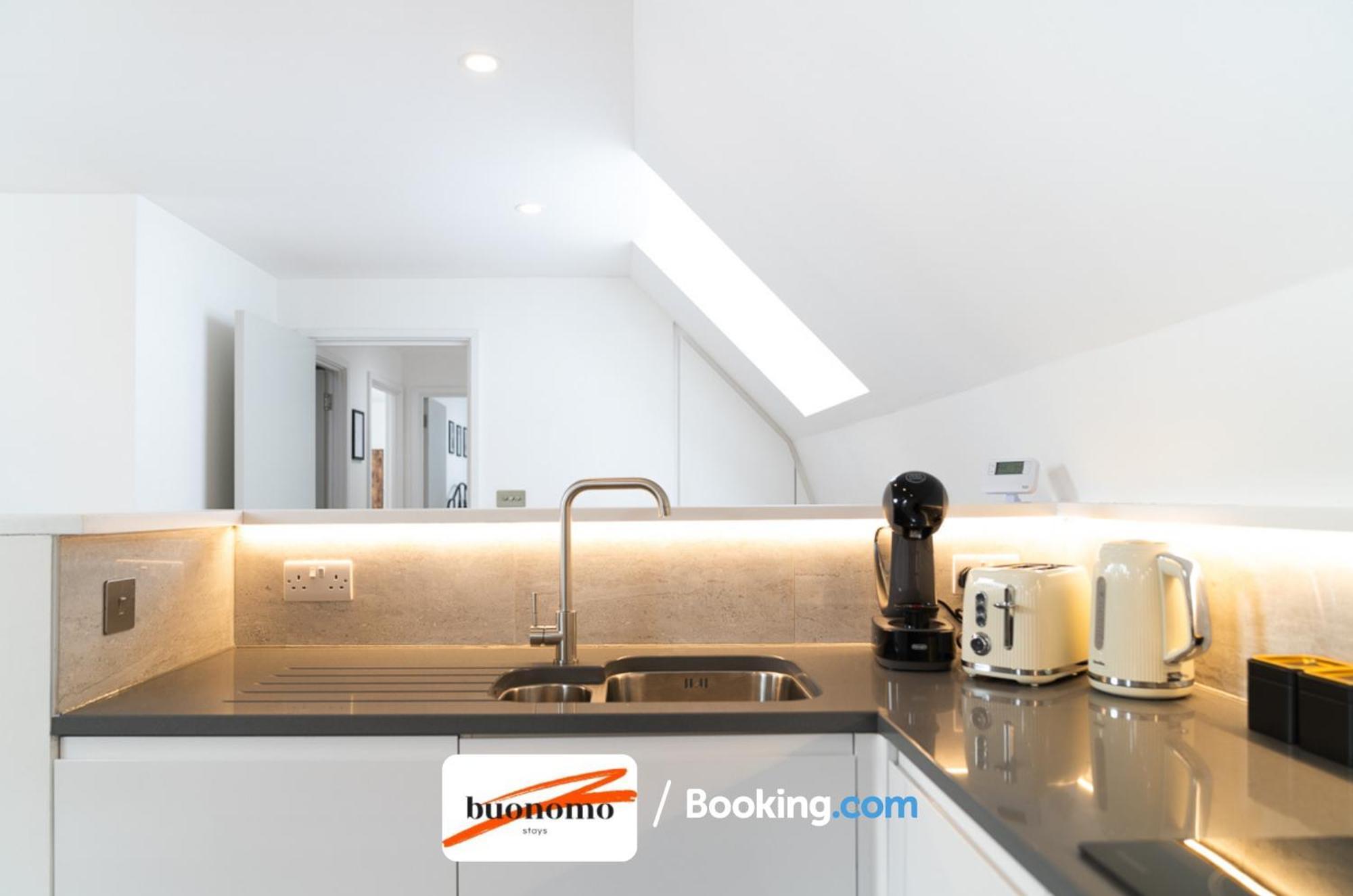 Two Bedroom Apartment At Buonomo Stays Short Lets & Serviced Accommodation Londra Esterno foto